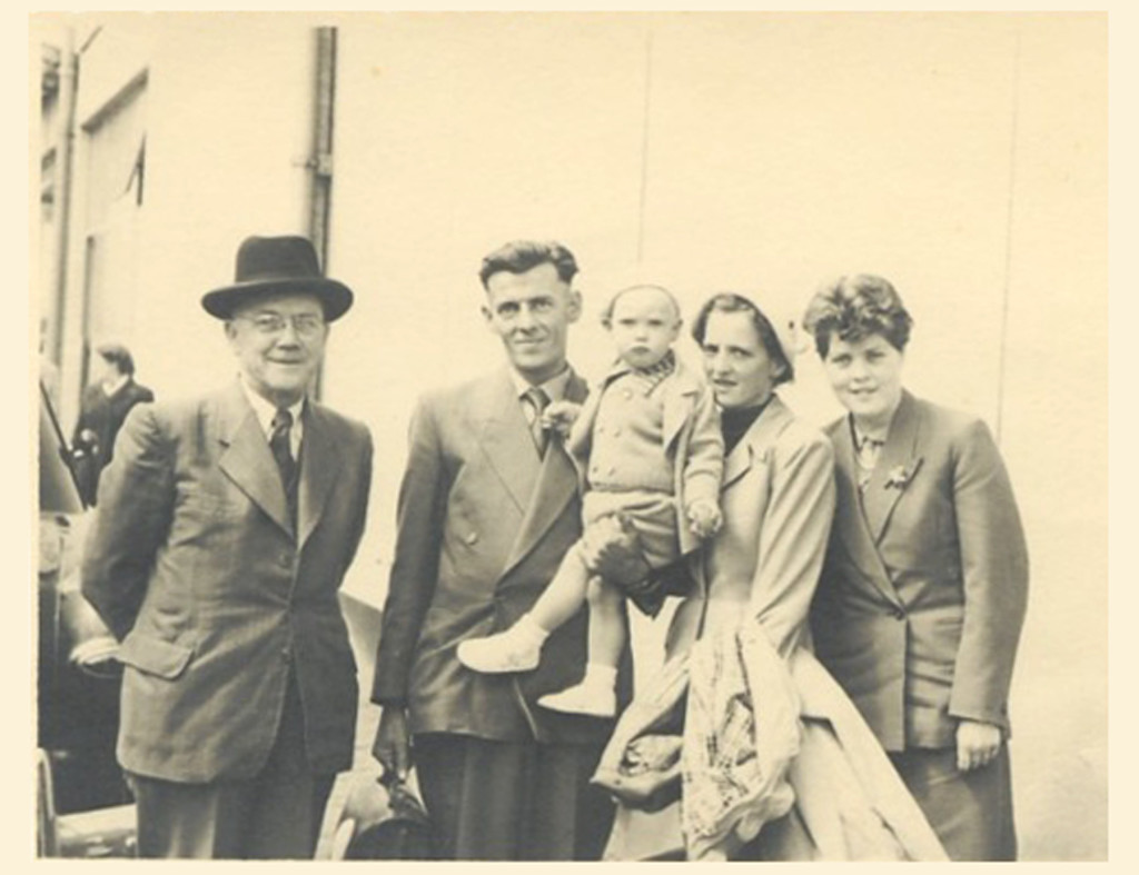 043_1953_June_6_Papa_Weekers_Wim_Paul_and_Mariet_Lenie_in_Rotterdam